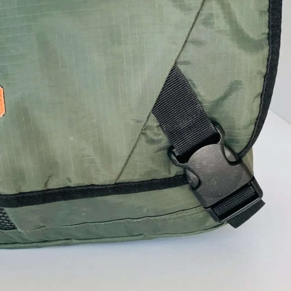 MESSENGER BAG OLIVE DKNY “ official uniform of NYC “ Storage Abounds UNI…